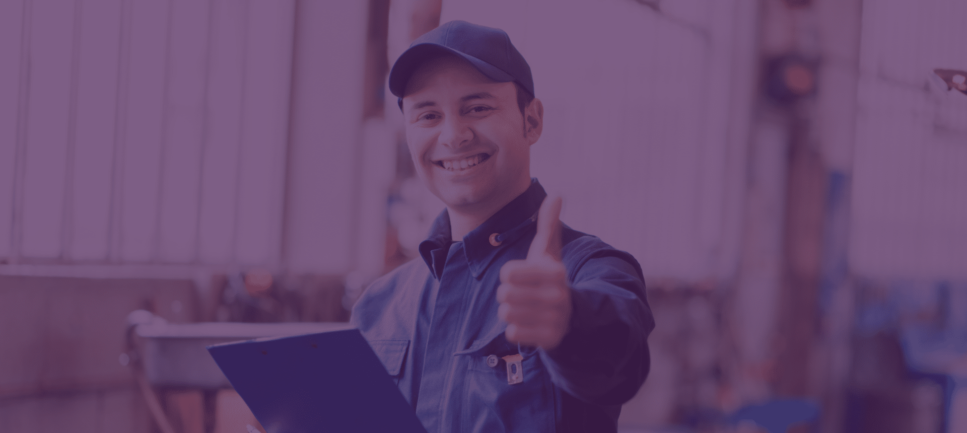 Entrepreneur satisfait par son choix d'outils professionnels