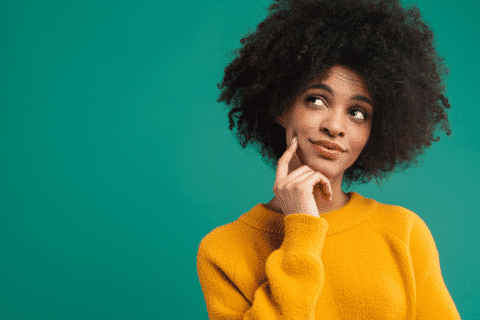 Entrepreneuse qui se demande si elle doit facturer la tva.