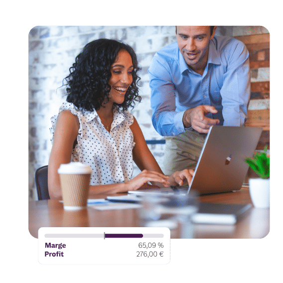 Collègue devant ordinateur avec aperçu calcul marge commerciale automatique sur INFast.