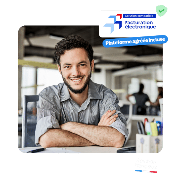 Créateur d'entreprise heureux d'utiliser logiciel conforme